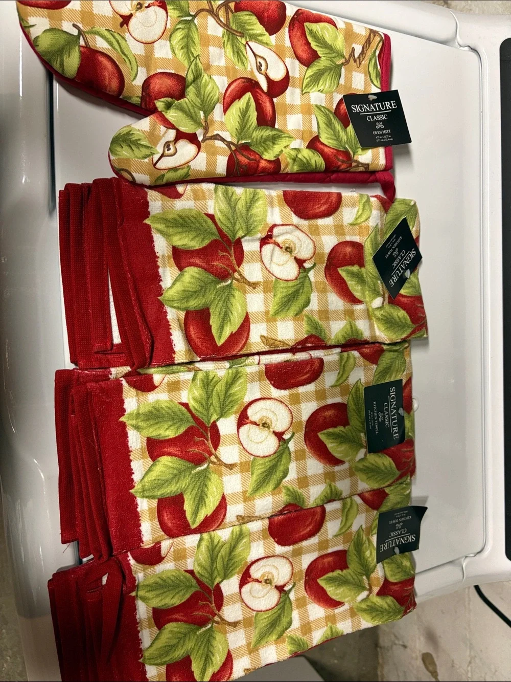 Signature Classic Apple Print Kitchen Towels and Oven Mitt Set